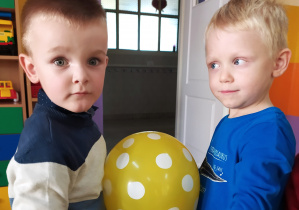 Dzieci tańczą z balonikiem w parach